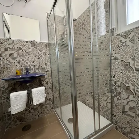 Bed & Breakfast Binario 14 Piazza Garibaldi 4*