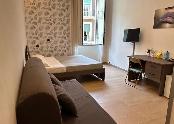 Binario 14 Piazza Garibaldi לינה וארוחת בוקר נאפולי