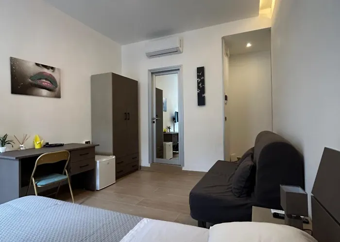 Binario 14 Piazza Garibaldi לינה וארוחת בוקר 4*