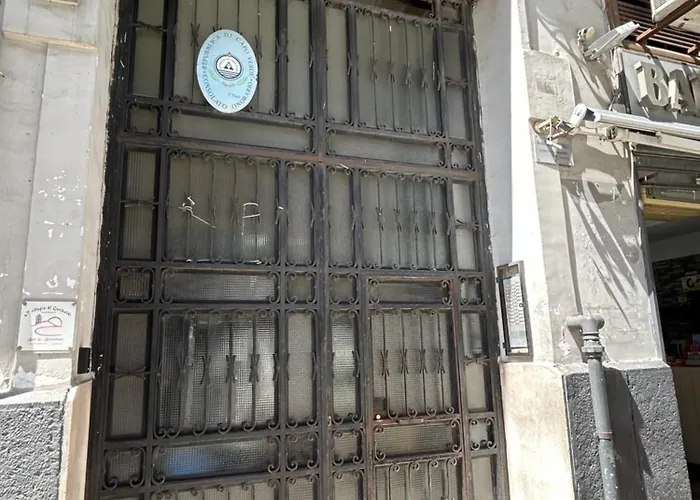 Binario 14 Piazza Garibaldi לינה וארוחת בוקר