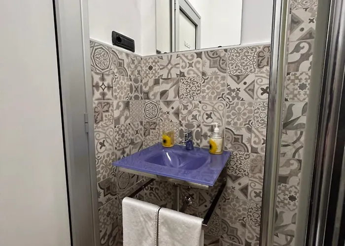 Binario 14 Piazza Garibaldi לינה וארוחת בוקר נאפולי