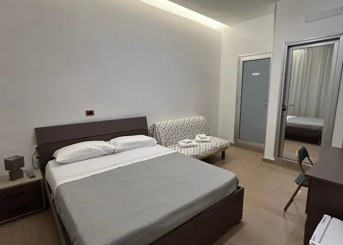 Binario 14 Piazza Garibaldi לינה וארוחת בוקר 4*