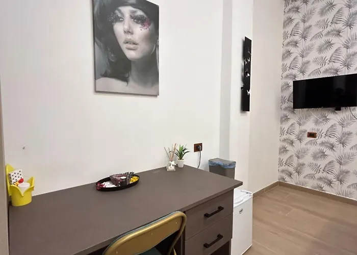 Binario 14 Piazza Garibaldi לינה וארוחת בוקר 4*